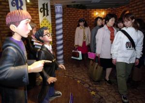 Japanische Fans strmen in die am 28.11. erffnete HarryPotter Ausstellung